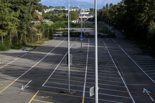 Une vue du parking de la Bourdonnette vide dimanche après le départ des gens du voyage.